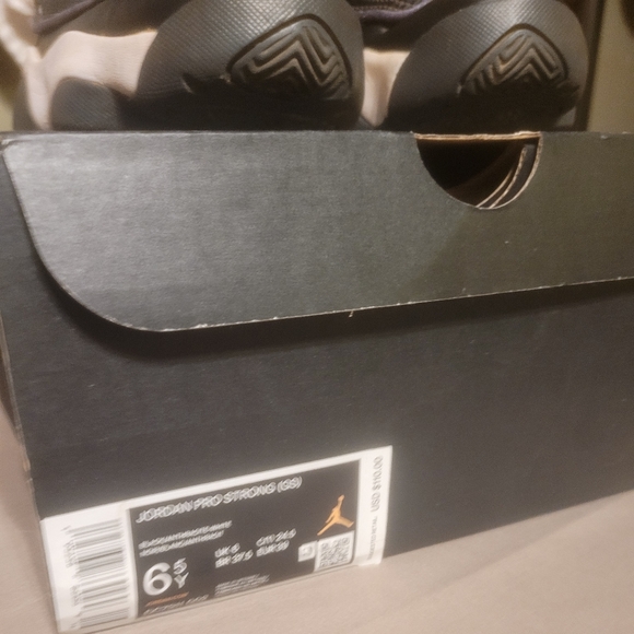 Big Boys size 6.5/women's size 8 Jordan Pro Strong 2021 black/white w/box - Picture 9 of 15